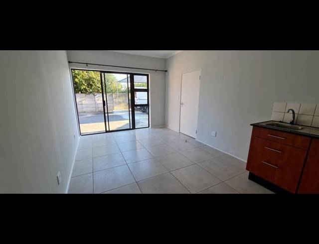 1 BEDROOM PROPERTY TO RENT IN STRAND NORTH